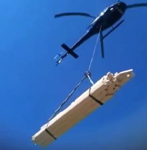 Helikopter løfter storsekk med byggematerialer — løftekapasitet for lasteflyging
